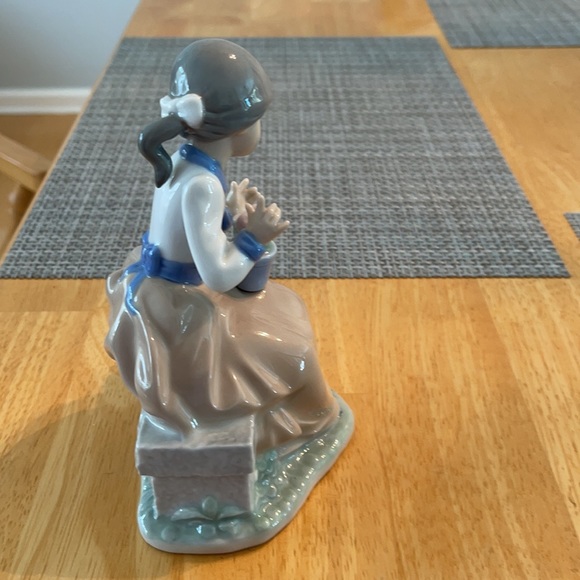 Lladro Figurine of girl on bench with birds - Picture 4 of 5